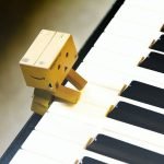 paper robot playing piano yallemedia